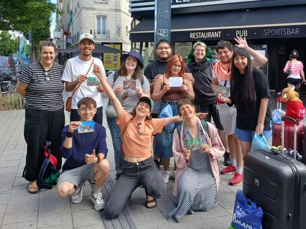 Le groupe avec ses valises devant le Café de Rennes le jour du départ