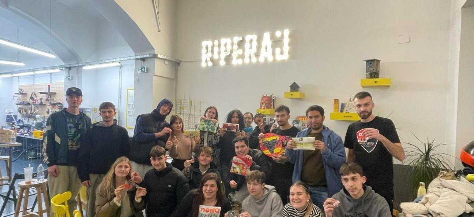 Groupe de jeunes montrant leurs créations lors d'un atelier