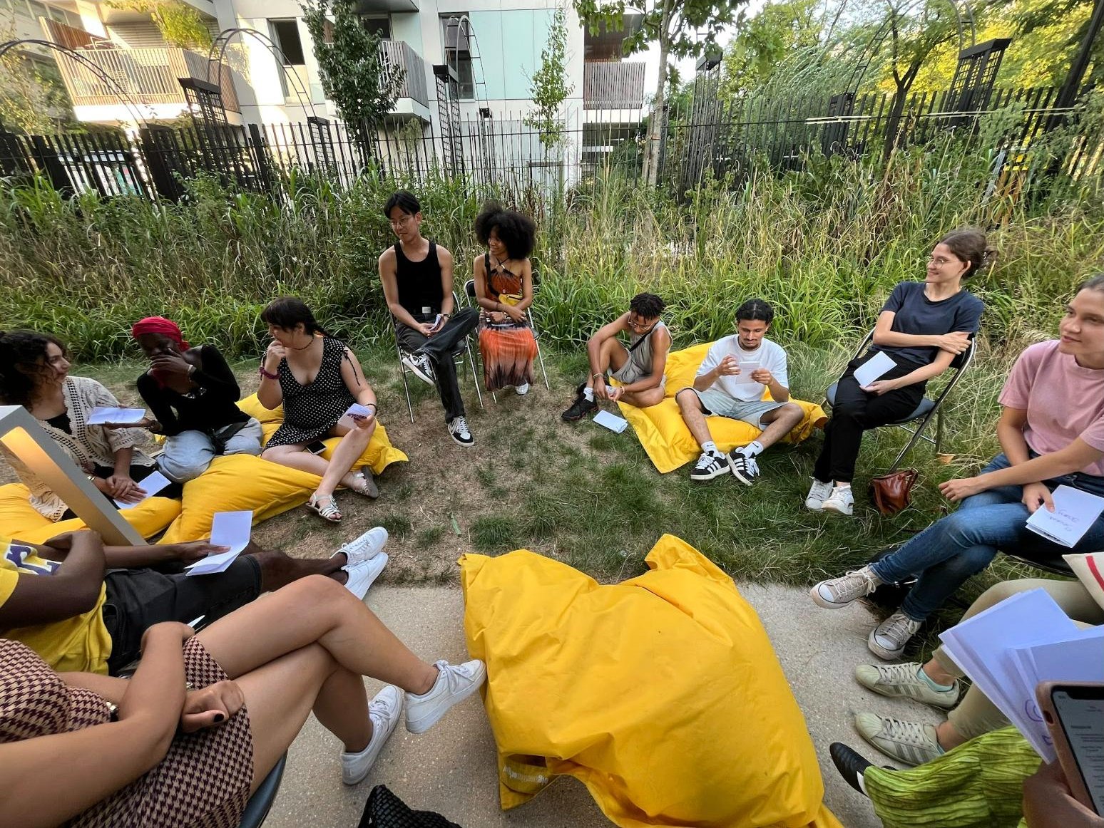 Jeunes réunis en cercle lors d'un Café des Langues Youth ID